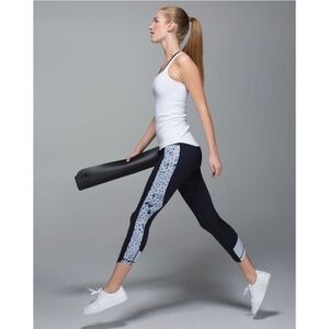 LULULEMON Athletica Retreat 7/8 Pants Navy Blue Shibori Cropped Leggings Size 6